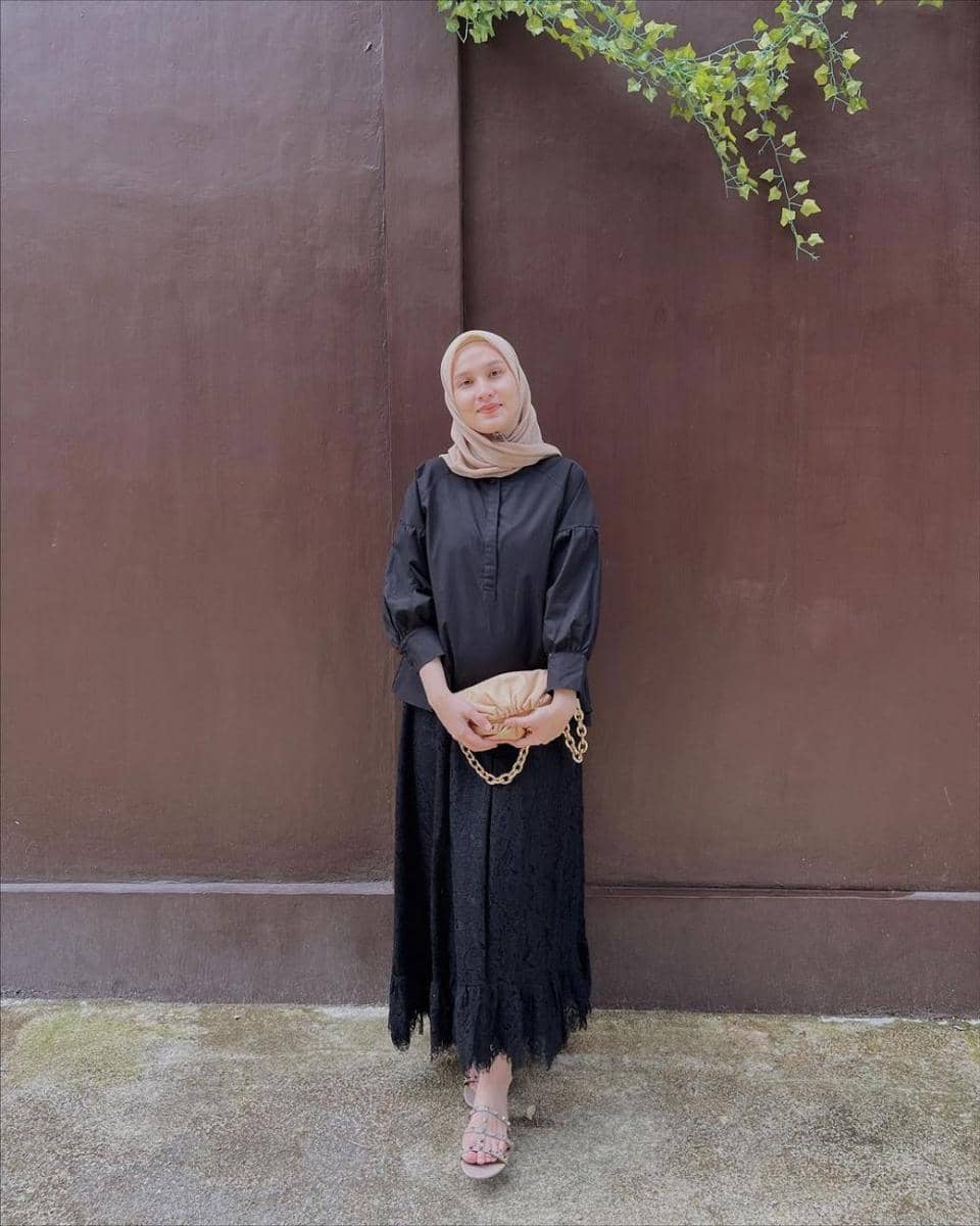 mix and match outfit monokrom ala Dwi Handayani (instagram.com/dwihandaanda)