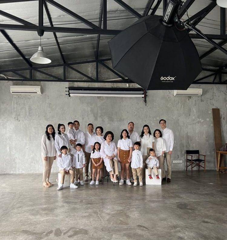 10 BTS Pemotretan Keluarga Sandra Dewi dan Mertua yang Jarang Disorot (instagram.com/sandradewi88)