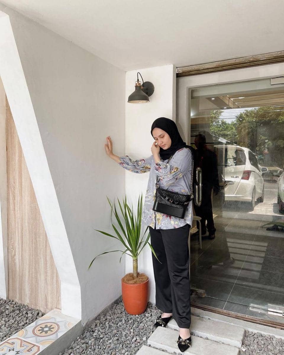 mix and match outfit monokrom ala Dwi Handayani (instagram.com/dwihandaanda)