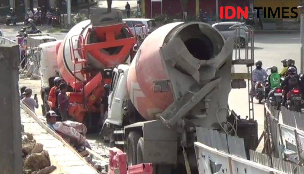 Kecelakaan truk molen di simpang lima Muara Rapak Balikpapan Kalimantan Timur, Rabu (28/12022). (IDN Times/Hilmansyah)