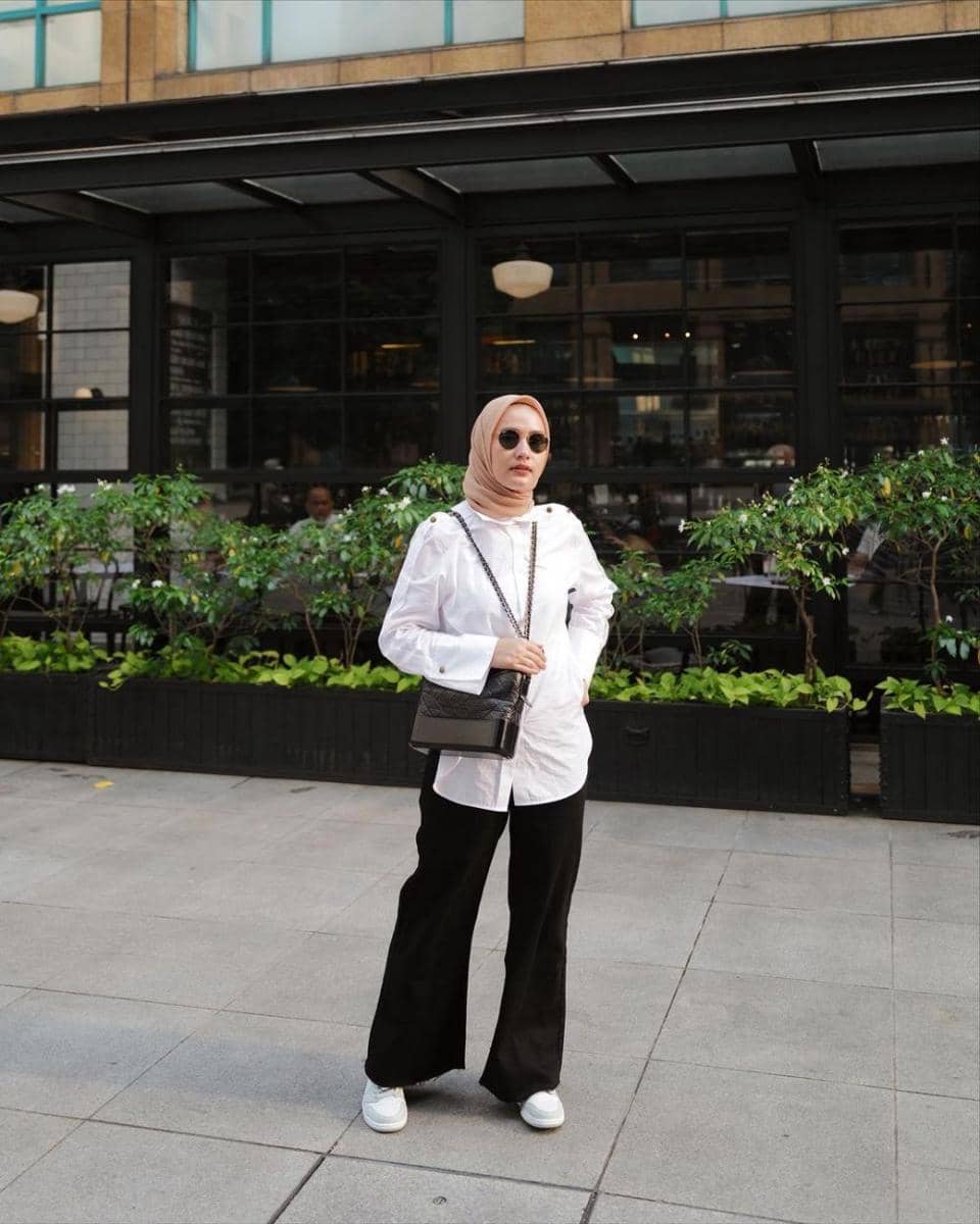 mix and match outfit monokrom ala Dwi Handayani (instagram.com/dwihandaanda)