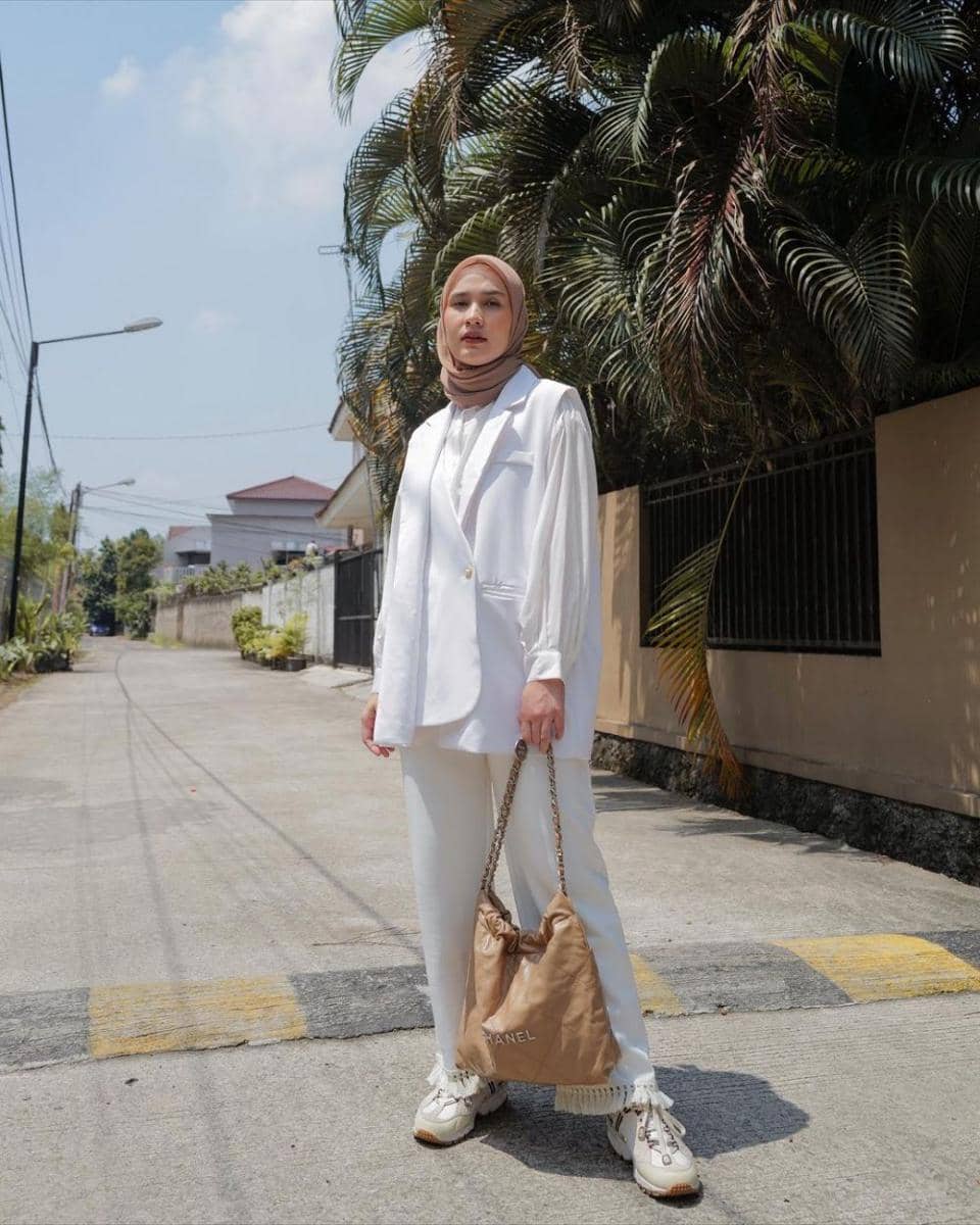 mix and match outfit monokrom ala Dwi Handayani (instagram.com/dwihandaanda)