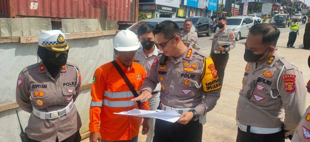 Kecelakaan truk molen di simpang lima Muara Rapak Balikpapan Kalimantan Timur, Rabu (28/12022). (IDN Times/Hilmansyah)