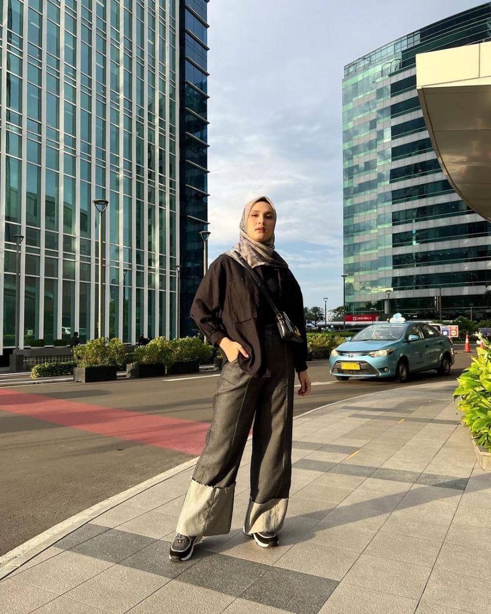 mix and match outfit monokrom ala Dwi Handayani (instagram.com/dwihandaanda)