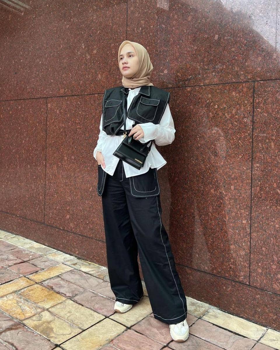 mix and match outfit monokrom ala Dwi Handayani (instagram.com/dwihandaanda)