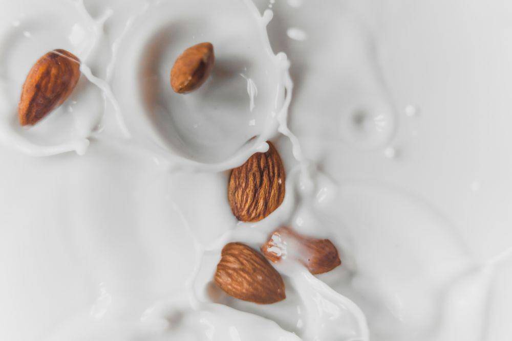 Ilustrasi susu almond (unsplash.com/awilx6)