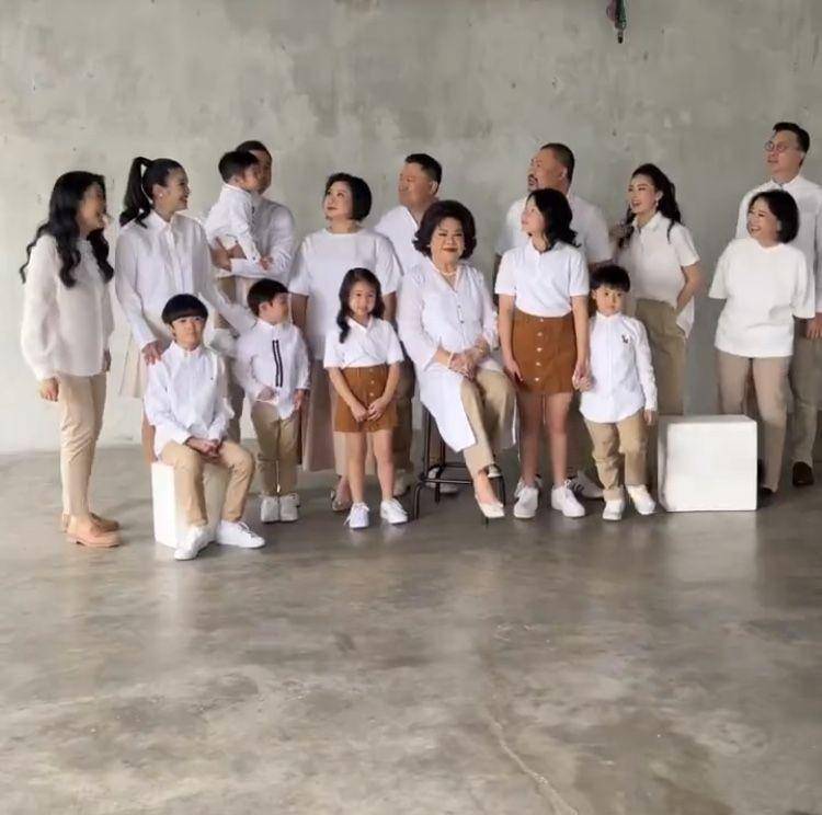 10 BTS Pemotretan Keluarga Sandra Dewi dan Mertua yang Jarang Disorot (instagram.com/sandradewi88)