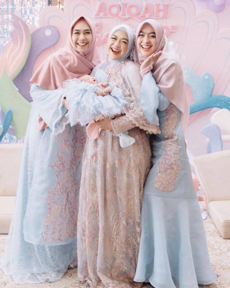 gamis hijab dari feminin sampai mewah (instagram.com/dr.shindyputri_)