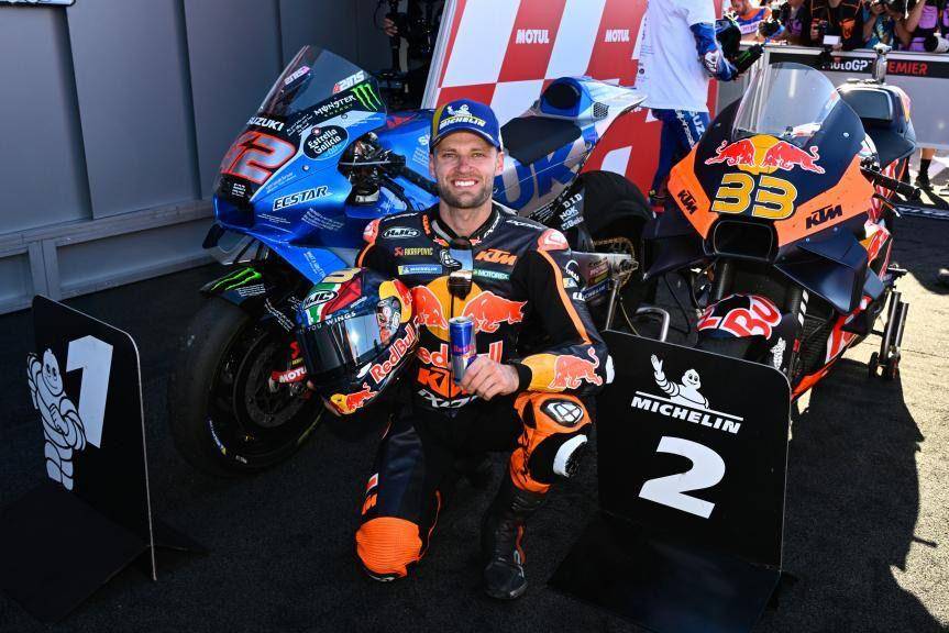 Brad Binder berpose usai finis kedua di GP Valencia 2022. (motogp.com)