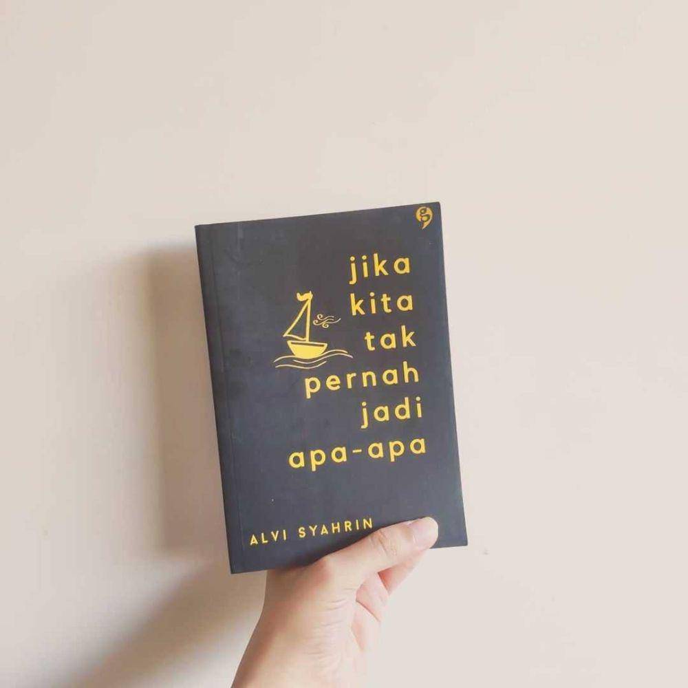 buku jika kita tak pernah jadi apa apa (instagram_alvisyhrn)