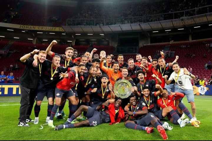Selebrasi pemain PSV usai meraih juara. (instagram.com/psv)