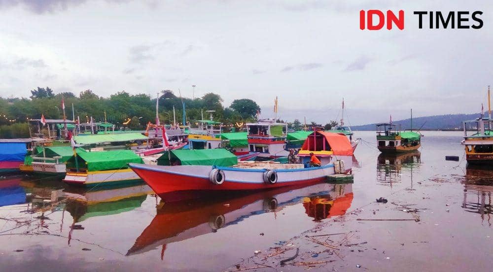 Foto puluhan kapal ikan yang bersandar di pesisir Pantai Lawata (IDN Times/Juliadin)