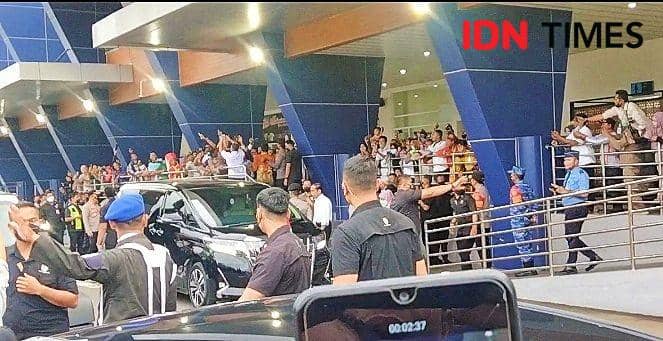 Presiden Bagi-Bagi Kaos Sepanjang Jalan saat Berkunjung ke Bima