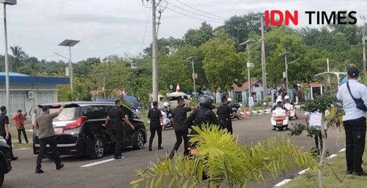 Foto mobil Presiden Joko Widodo dikawal Paspampres ketika hendak keluar dari Bandara SMS Bima (IDN Times/Juliadin)