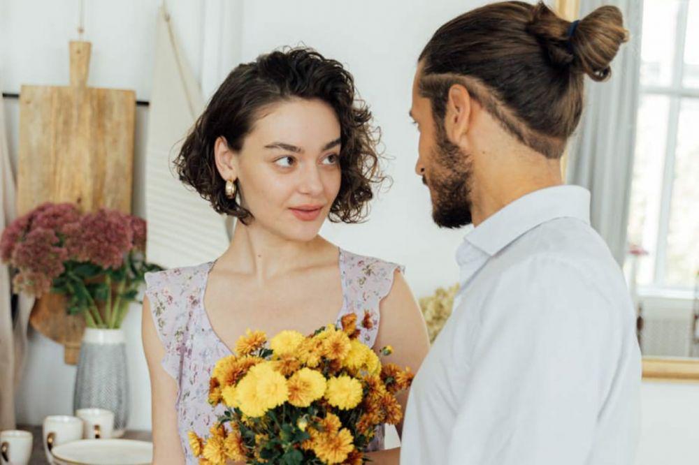 5 Hal yang Membuat Cowok Tertarik pada Cewek Feminin
