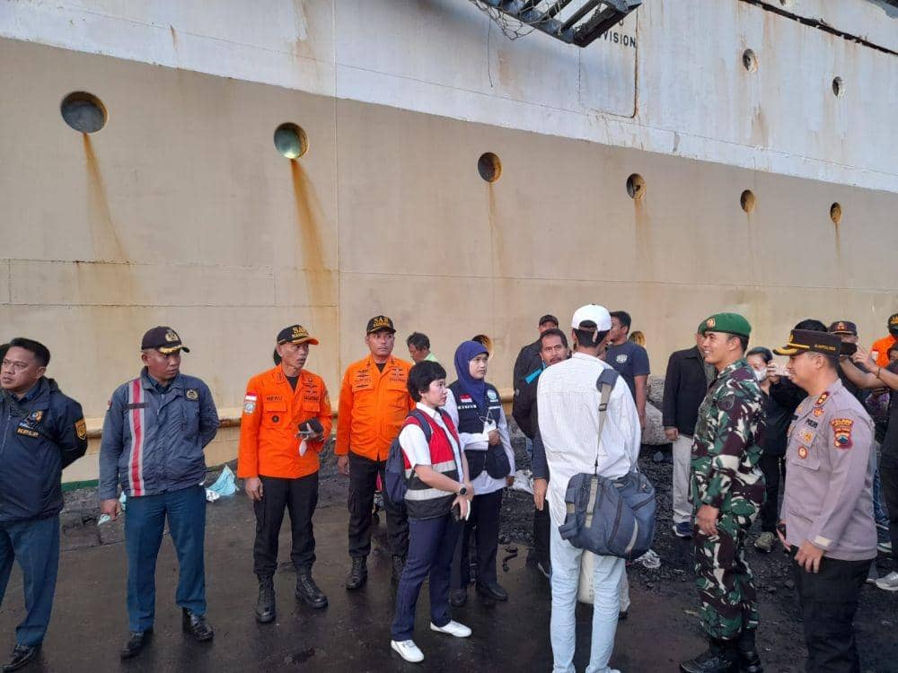 Kepala Pelni Semarang Idayu Rahajeng bersama Kepala Stasiun BMKG Maritim Tanjung Emas Retno Widyaningsih, Kepala Basarnas Semarang Heru Suhartanto bersama pihak Lanal, Pelindo dan kepolisian saat mengawal kedatangan kapal KM Kelimutu yang membawa ratusan wisatawan dari Karimunjawa. (IDN Times/Dok Humas Basarnas Semarang)