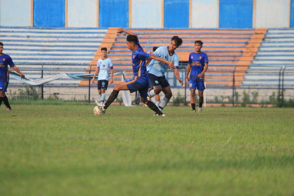 Laga ujicoba antara Persela Lamongan dengan tim lokal asal Bojonegoro. Dok Istimewa