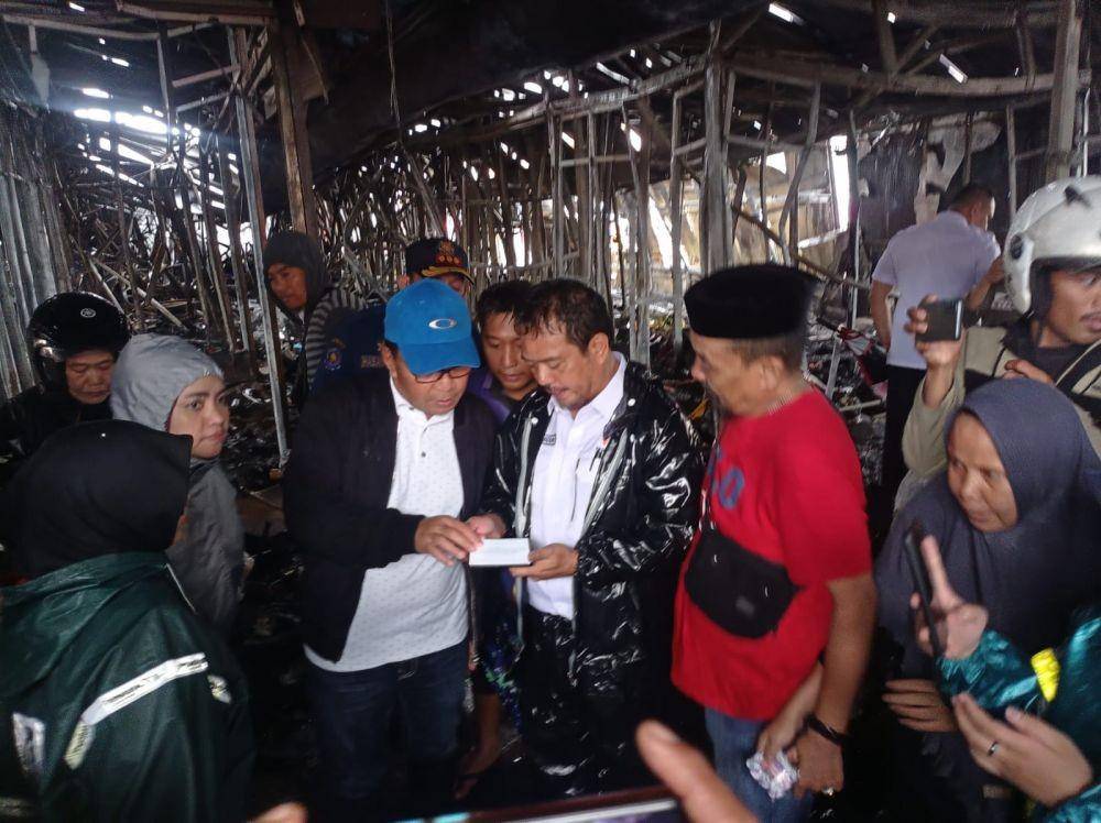 Wali Kota Makassar Moh Ramdhan Pomanto meninjau lokasi kebakaran di Pasar Sentral, Rabu (28/12/2022). Dok. Pemkot Makassar