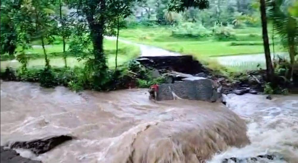 Cuaca Ekstrem, Banjir Bandang Terjang Sejumlah Desa di Bawean