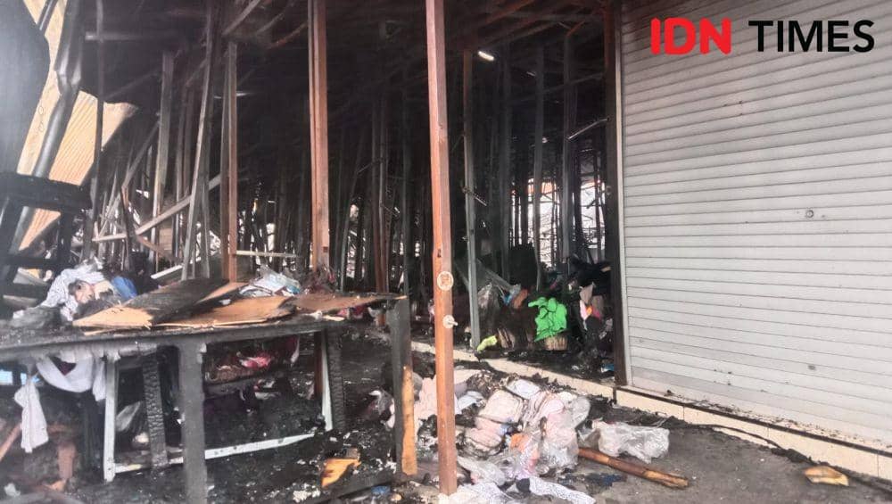 Kondisi setelah kebakaran di Pasar Sentral Makassar, Rabu (28/12/2022). IDN Times/Asrhawi Muin