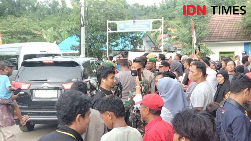 Foto warga yang menunggu presiden Joko Widodo di gerbang bandara (IDN Times/Juliadin)