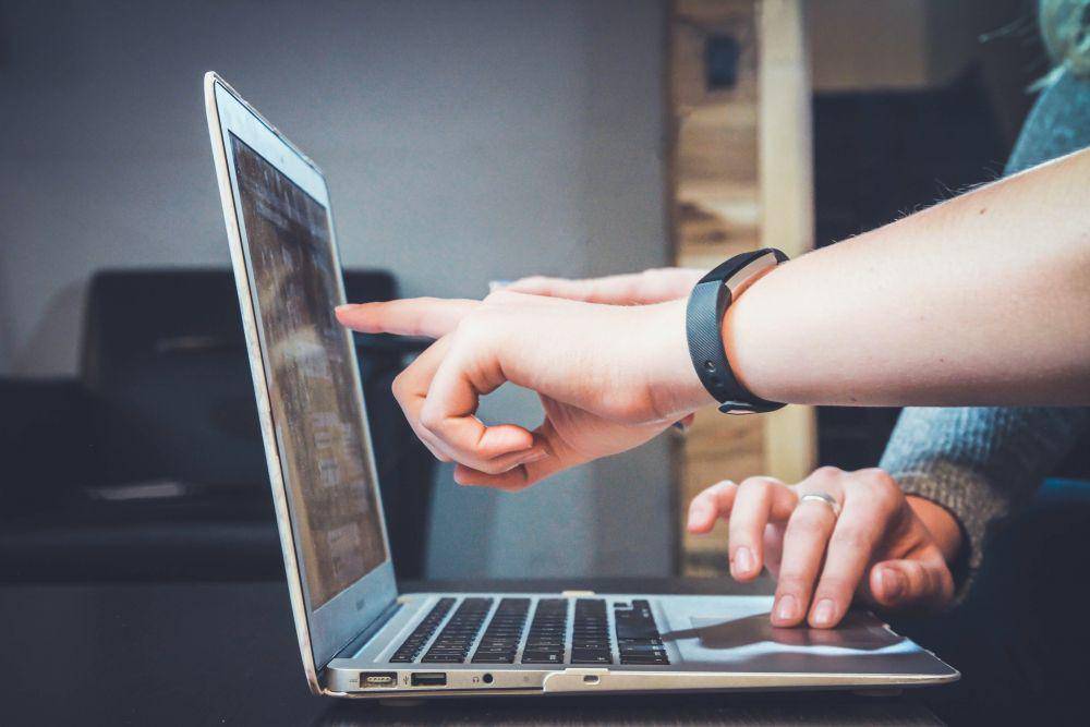 Ilustasi pekerjaan di bidang big data (unsplash.com)