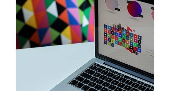 aplikasi pembuat logo (unsplash.com/NordWood Themes)