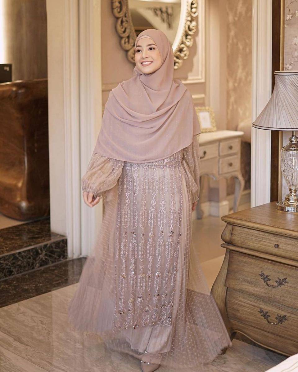 gamis hijab dari feminin sampai mewah (instagram.com/natasharizkynew)