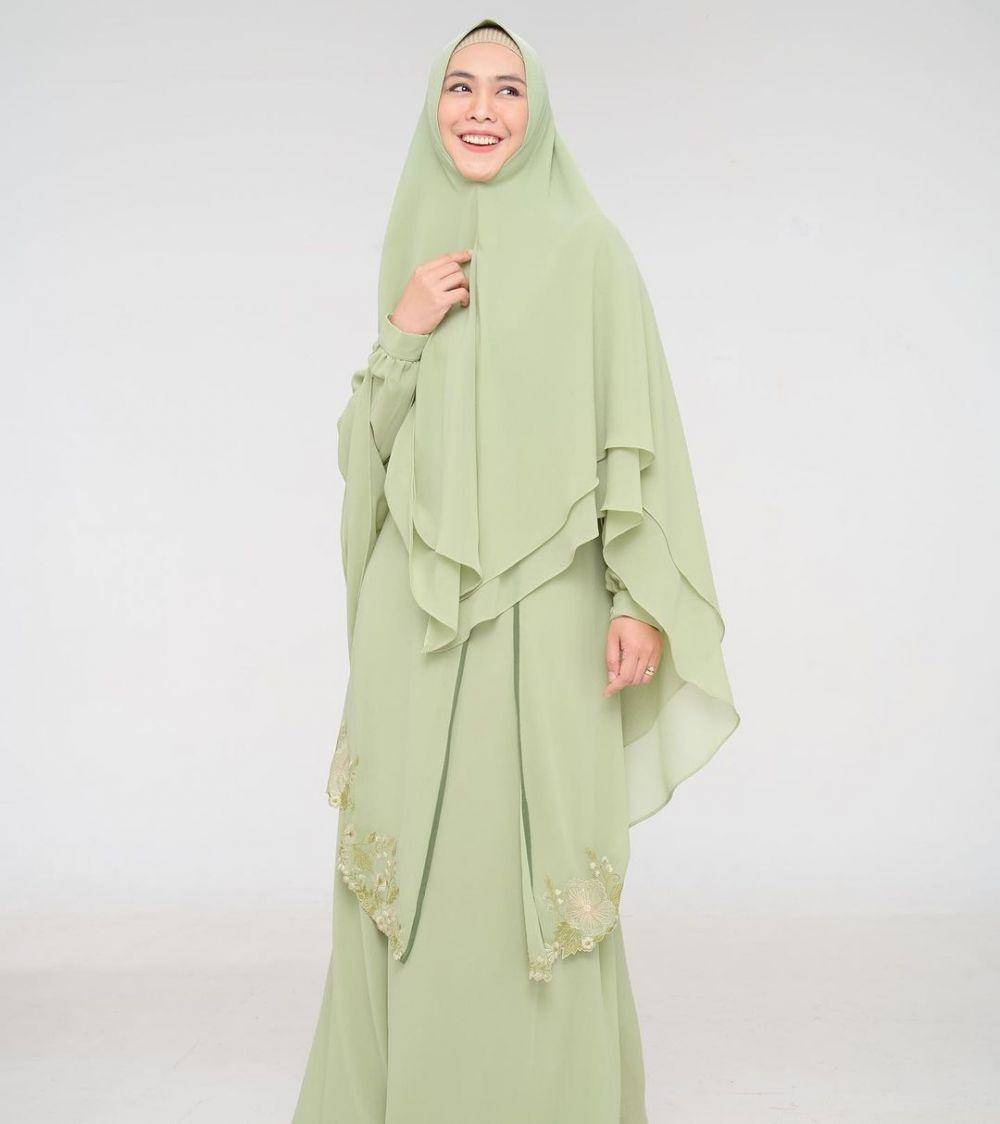 gamis hijab dari feminin sampai mewah (instagram.com/okisetianadewi)