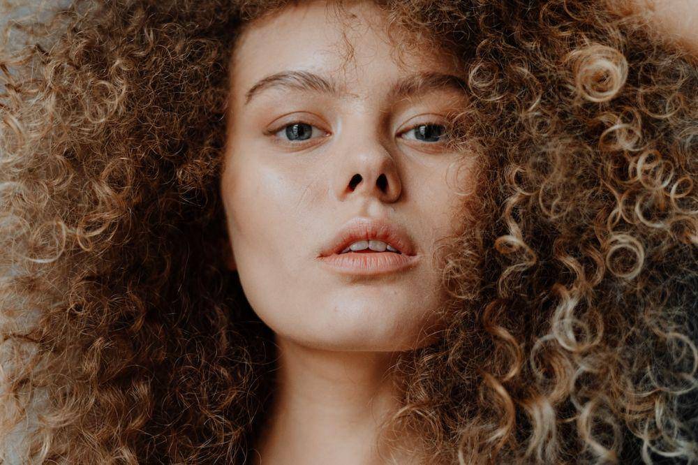 ilustrasi make up natural (pexels.com/cottonbro studio)