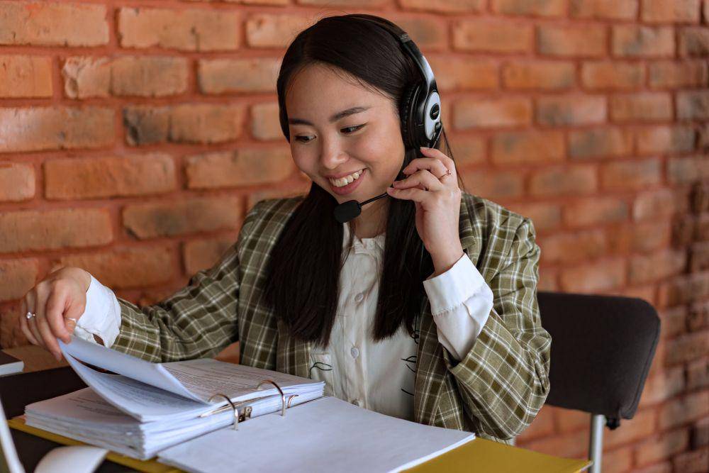 ilustrasi customer service (pexels.com/Mikhail Nilov)