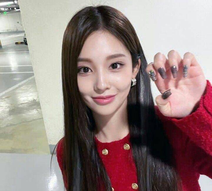 Lee Si Woo (instagram.com/s2xwo)