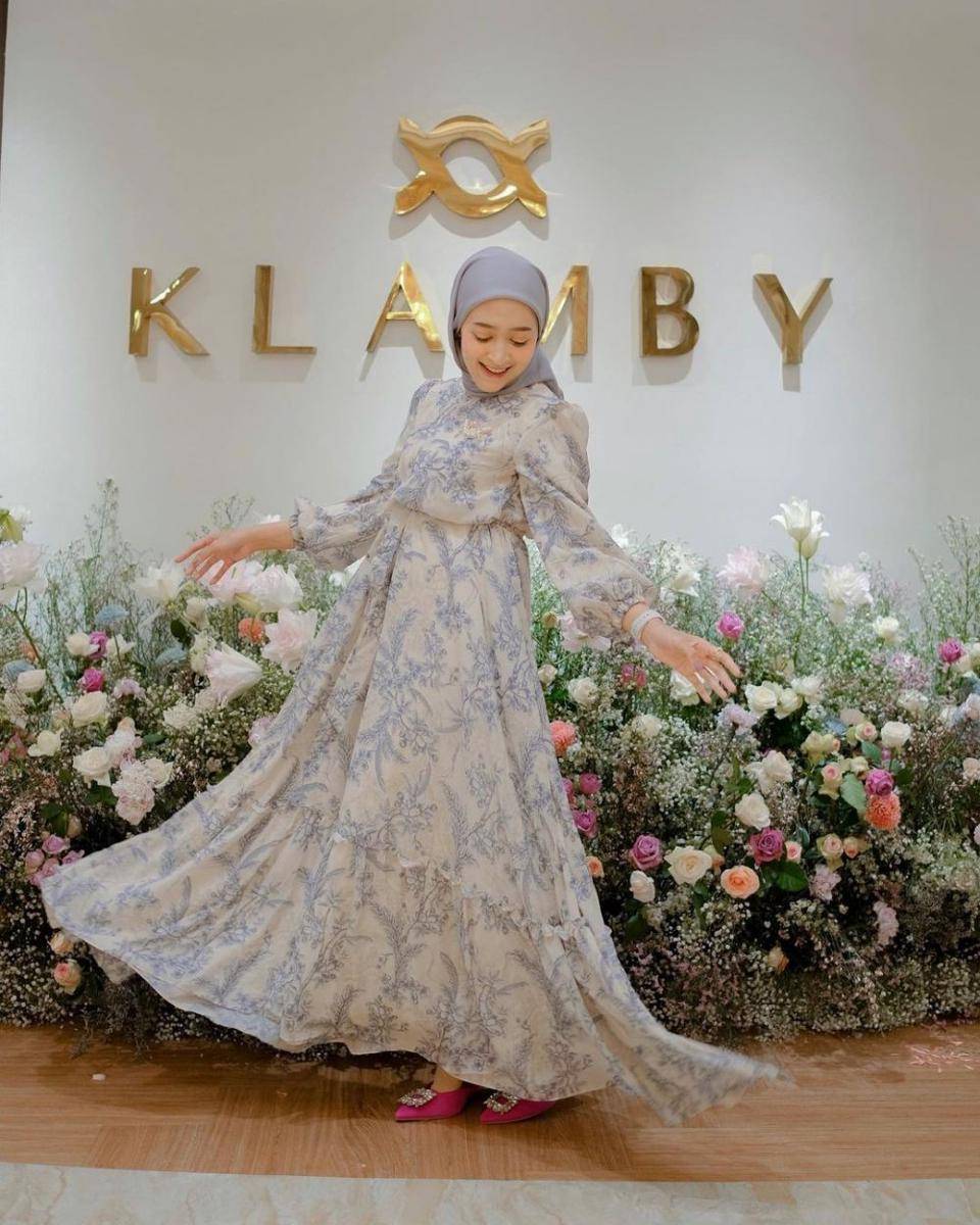 gamis hijab dari feminin sampai mewah (instagram.com/seviqfebinita)