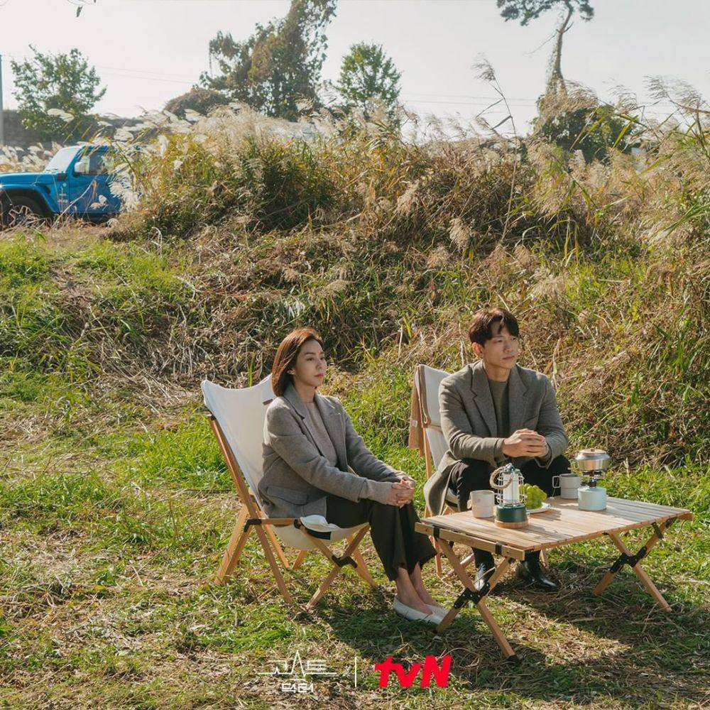 Cha Young Min (Rain) dan Jang Se Jin (Uee) di Ghost Doctor (instagram.com/tvn_drama)