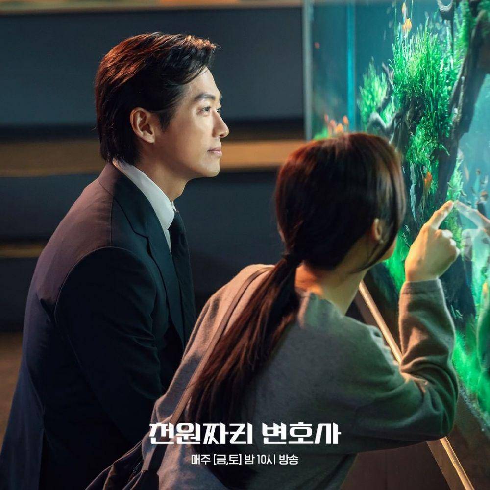 Nam Goong Min (Cheon Ji Hun) dan Lee Chung Ah (Lee Joo Young) di One Dollar Lawyer (instagram.com/sbsdrama.official)