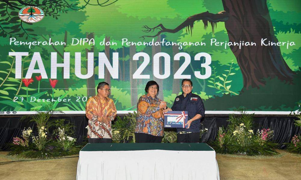 Penyerahan DIPA dan penandatanganan perjanjian kinerja KLHK tahun 2023. (Dok/KLHK)