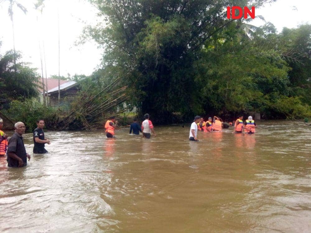 Tim gabungan melakukan pencarian terhadap korban meninggal di sungai kawasan Gampong Ranto Panyang, Kecamatan Krueng Sabee, Kabupaten Aceh Jaya. (Dokumentasi Pos SAR Meulaboh untuk IDN Times)