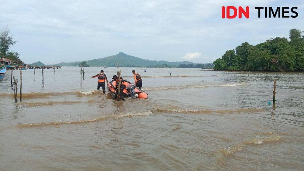 Tim gabungan melakukan pencarian terhadap korban meninggal di sungai kawasan Gampong Ranto Panyang, Kecamatan Krueng Sabee, Kabupaten Aceh Jaya. (Dokumentasi Pos SAR Meulaboh untuk IDN Times)