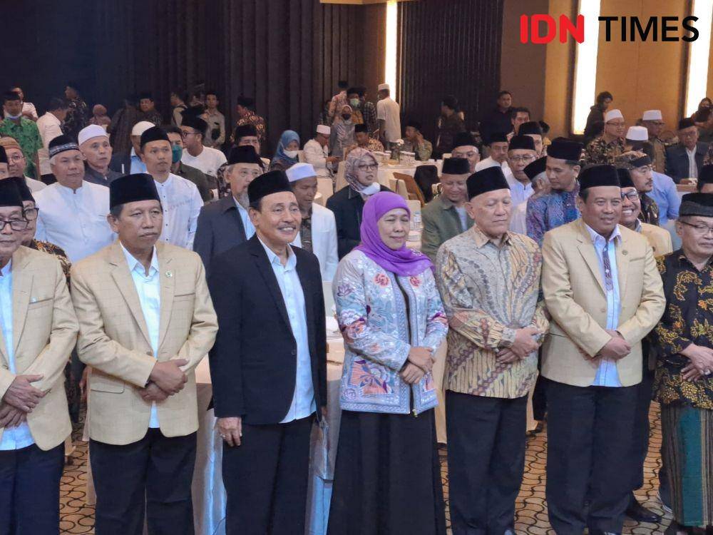 Gubernur Jatim Khofifah Indar Parawansa bersama jajaran pengurus MUI Jatim. IDN Times/Ardiansyah Fajar.
