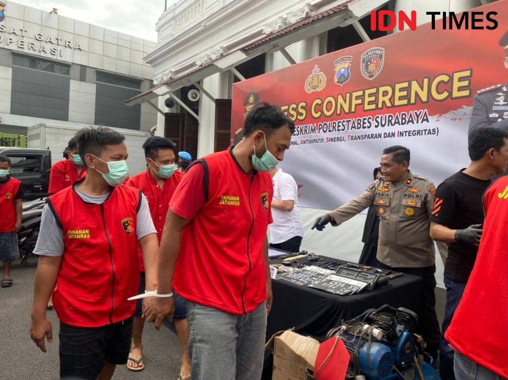Para pelaku pencurian pembobolan gudang dan pabrik di Surabaya diringkus polisi. (IDN Times/Khusnul Hasana)