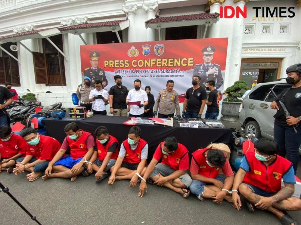 Para pelaku pencurian pembobolan gudang dan pabrik di Surabaya diringkus polisi. (IDN Times/Khusnul Hasana)