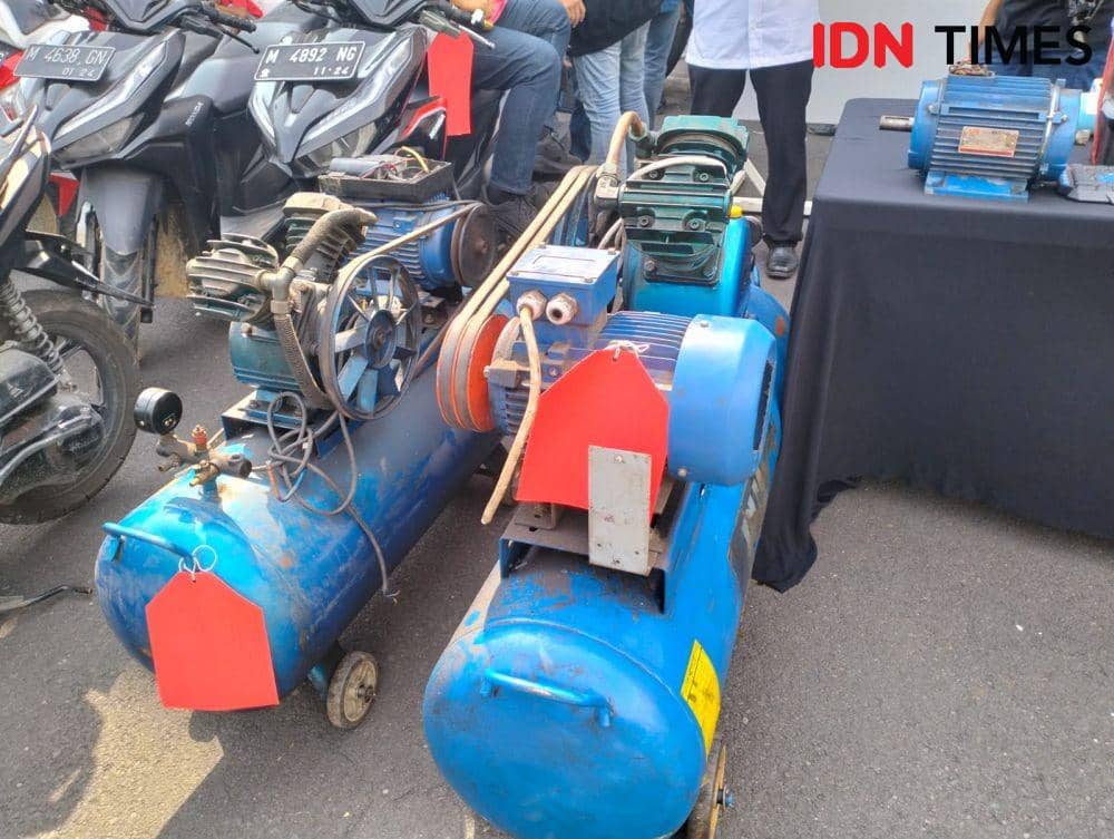 Barang bukti pencurian dari sejumlah gudang dan pabrik di Surabaya. (IDN Times/Khusnul Hasana)