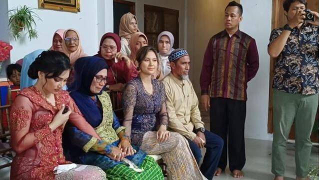 Dampingi Lamaran, 10 Potret Indah Permatasari dan Adik Sejak Kecil (youtube.com/nursyah garden)