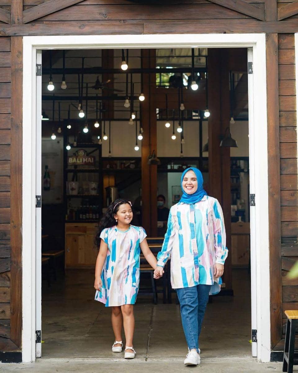 Mix and match celana jeans ala Aldilla Jelita (instagram.com/dhila_bekti)