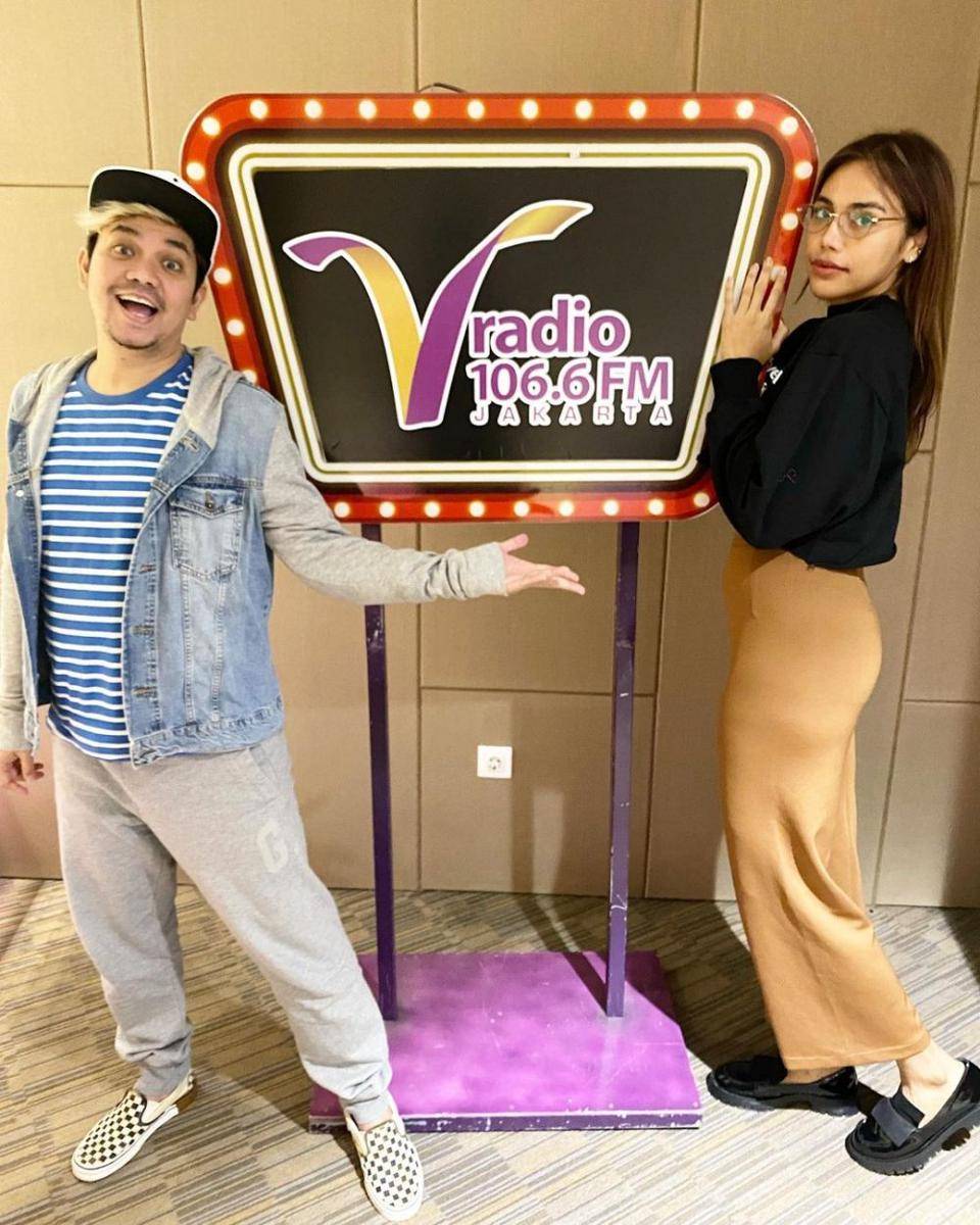 Potret OOTD kasual ala Indra Bekti (instagram.com/indrabekti)