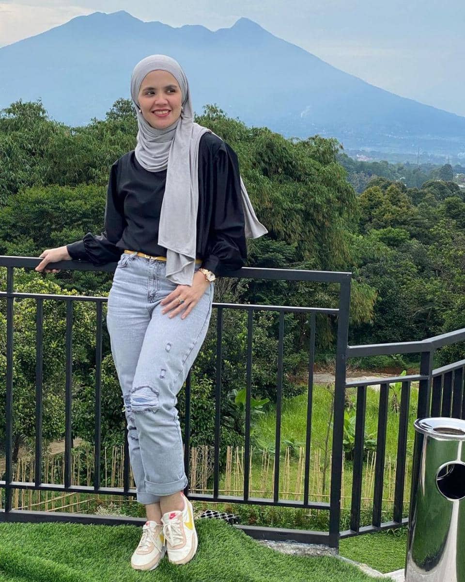 Mix and match celana jeans ala Aldilla Jelita (instagram.com/dhila_bekti)