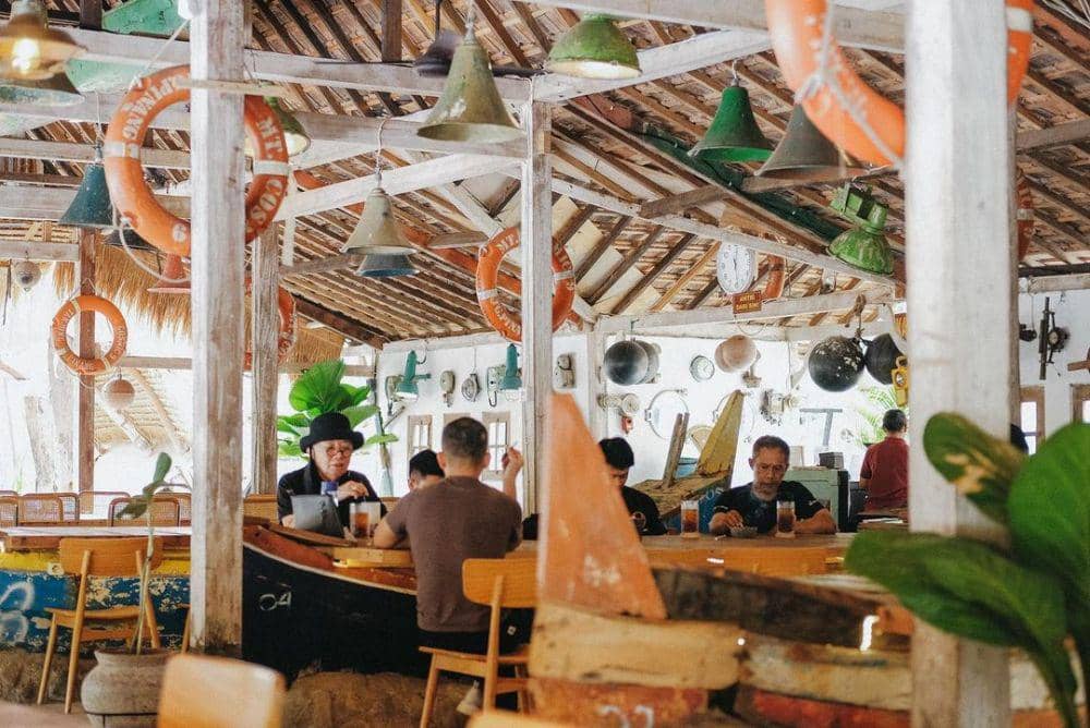 9 Potret Estetis La Barka, Tempat Nongkrong dan Main Jeep, Seru!