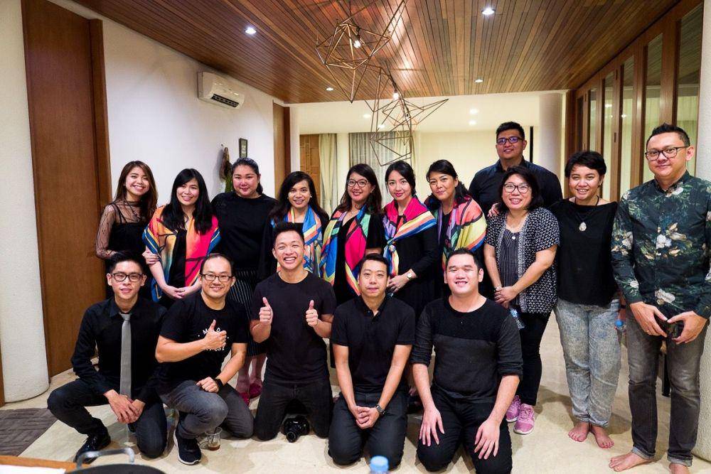 Alvinia bersama tim Teman Autis di momen lelang lukisan untuk penyandang autisme (dok. pribadi/Alvinia Christiany)
