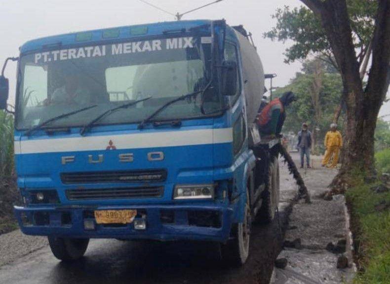 PT Teratai Mekar Mix rutin membantu perbaikan jalan desa yang mengalami kerusakan (Dok. Istimewa)