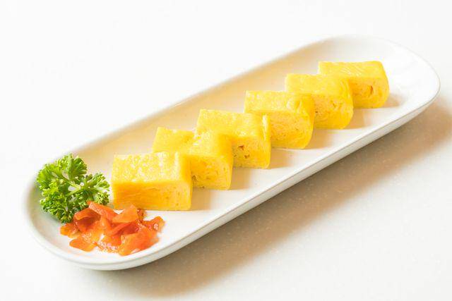 ilustrasi tamagoyaki (vecteezy.com/siraphol-siricharattakul)